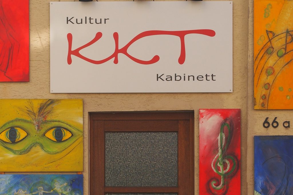 Tür und Eingangschild des Kulturkabinetts (KKT)