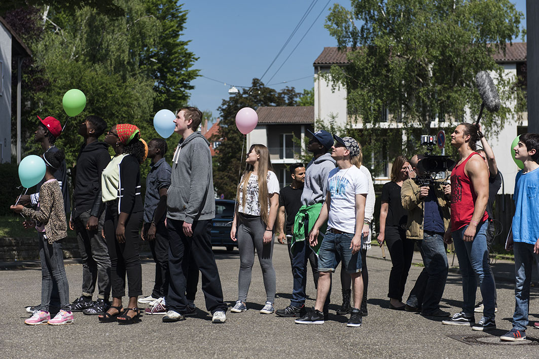 Gruppe junger Menschen steht draußen auf der Straße