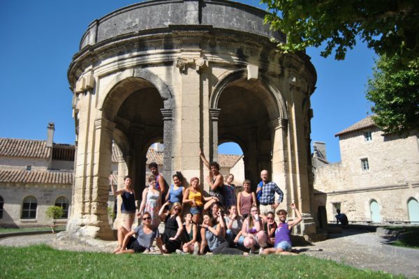 Workshopgruppe posiert für ein Foto beim Theaterfestival in Avignon 